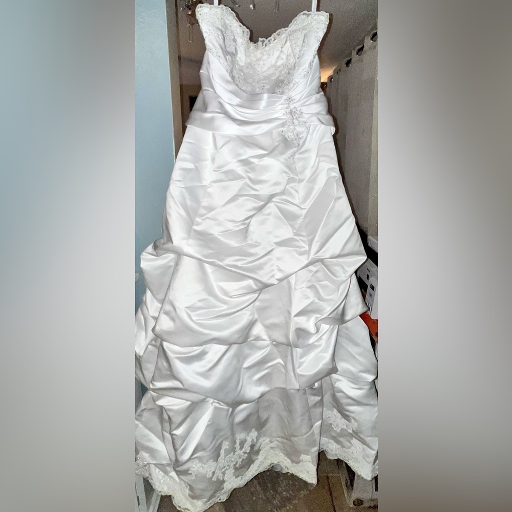 GORGEOUS women’s strapless | corset back | train | size: 16 | wedding dress
